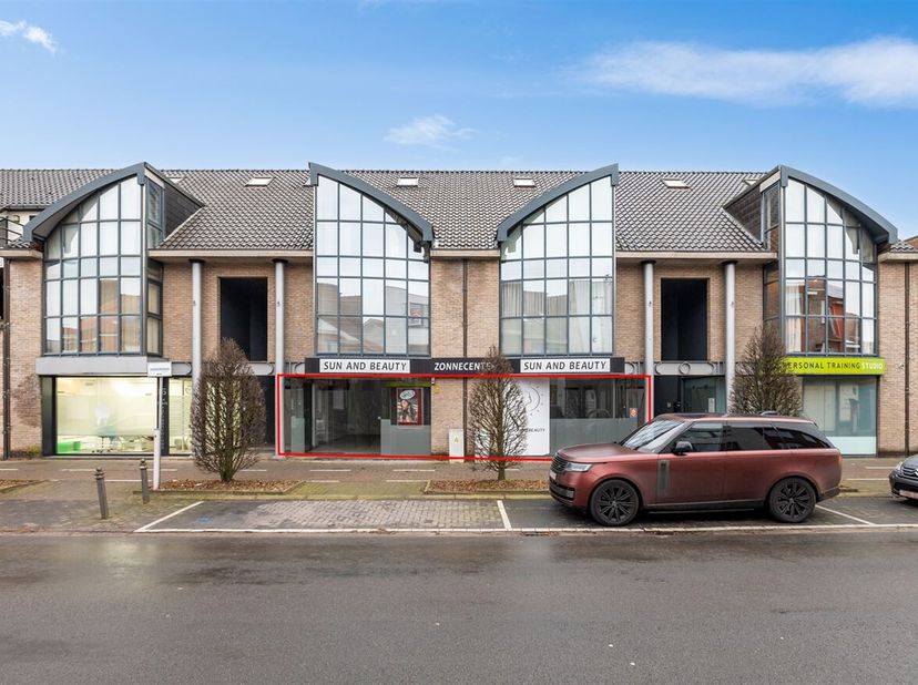 Locatie: Dit ruime handelsgelijkvloers staat te koop in de Driekoningenstraat in Sint-Niklaas. In de nabije omgeving zijn er scholen, hippe winkels, g