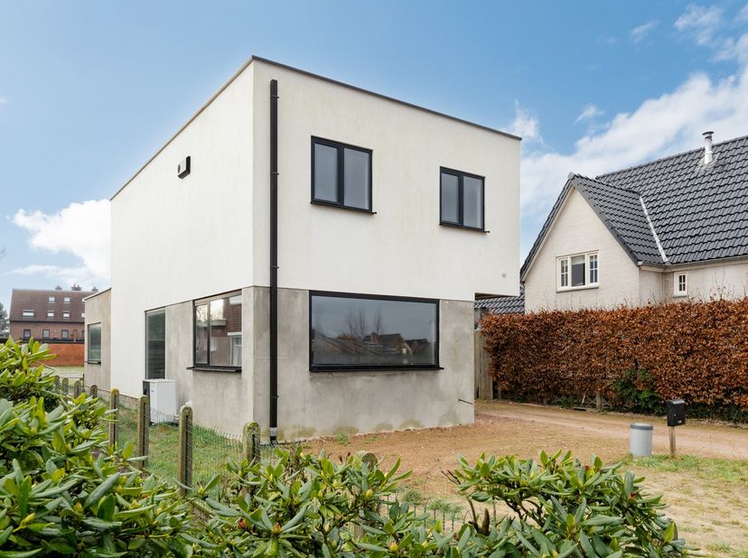 Deze instapklare nieuwbouwvilla ligt vlak bij het centrum van Lommel en biedt een comfortabele en moderne woonervaring.&lt;br /&gt;
Met een bewoonbare opper