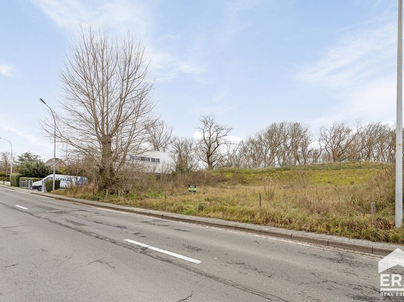 Le terrain à bâtir adjacent à la réserve naturelle de La Panne offre une opportunité unique de vivre en harmonie avec la nature. Situé à proximité de