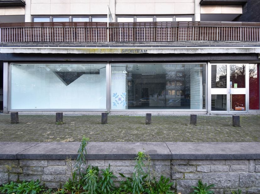 Idéalement situé dans le quartier De Wand, TRIOR vous propose une grande surface de bureau avec une belle vitrine de +- 110 m², et un grand stock en c