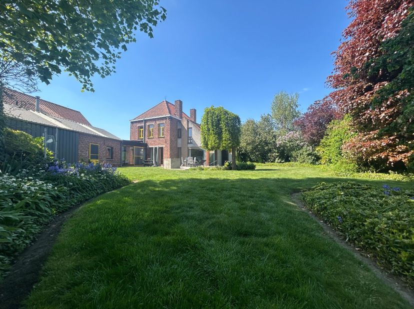 karaktervolle herenwoning op 1714m² met 4 slaapkamers en atelier.Indeling:Op het gelijkvloers hebben we de inkom, living, ruime keuken met ontbijthoek