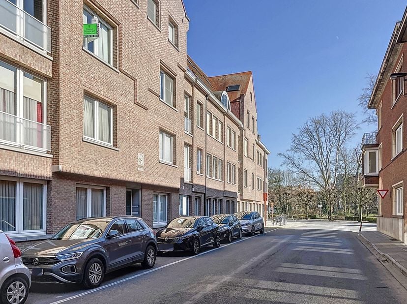 Zeer mooi, ruim en licht appartement op de tweede verdieping. Lift aanwezig. Gunstig gelegen op wandelafstand van het commerciële centrum, het station