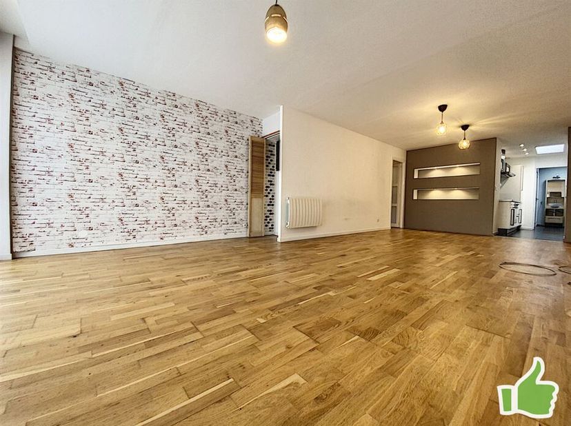 Appartement de plain-pied au RDC d&#039;une résidence sécurisée à Herseaux avec place de parking privatif. &lt;br /&gt;
Spacieux living en parquet semi-massif, u