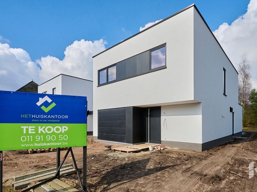 Moderne nieuwbouwwoning (186 m²) met 3 slaapkamers en een inpandige garage op een ruim perceel van 980 m².&lt;br /&gt;
De woning zal afgewerkt worden volgen