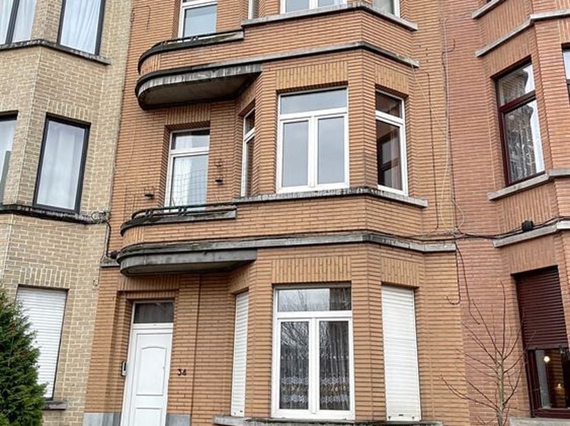 Dans un petit immeuble calme de 3 appartements bien situé, cet appartement vous séduira par sa situation, sa superficie et sa luminosité. Il comporte