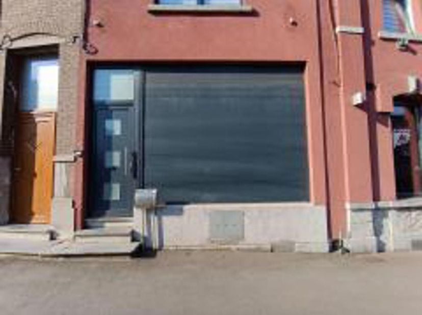 Mont-sur-Marchienne - à louer un espace de stockage - espace d&#039;affichage Local commercial situé au rez-de-chaussée avec grande vitrine. Volet présent.