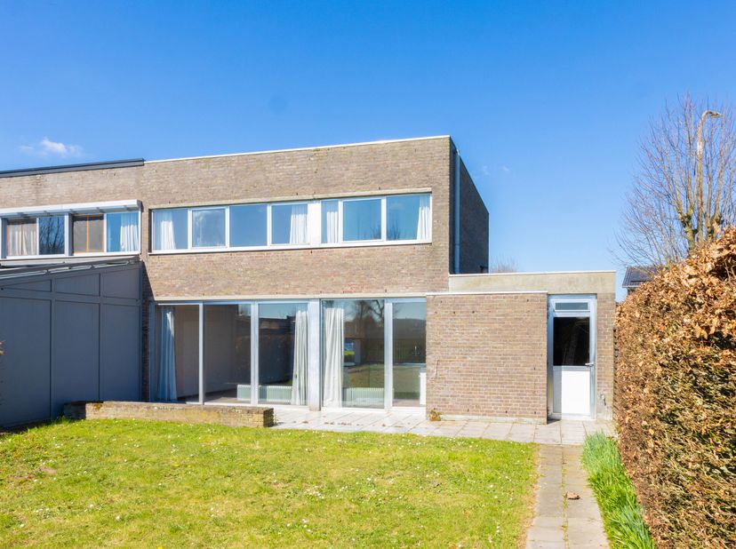 LOCATION&lt;br /&gt;
Découvrez cette maison jumelée de 3 chambres à coucher à rénover avec un jardin orienté sud-est, située dans la Nieuwgoedlaan à Petegem