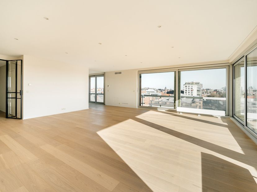 Idéalement situé face au Parc du Cinquantenaire, appartement penthouse entièrement rénové dune superficie brute selon PEB de ± 240 m² offrant quatre c