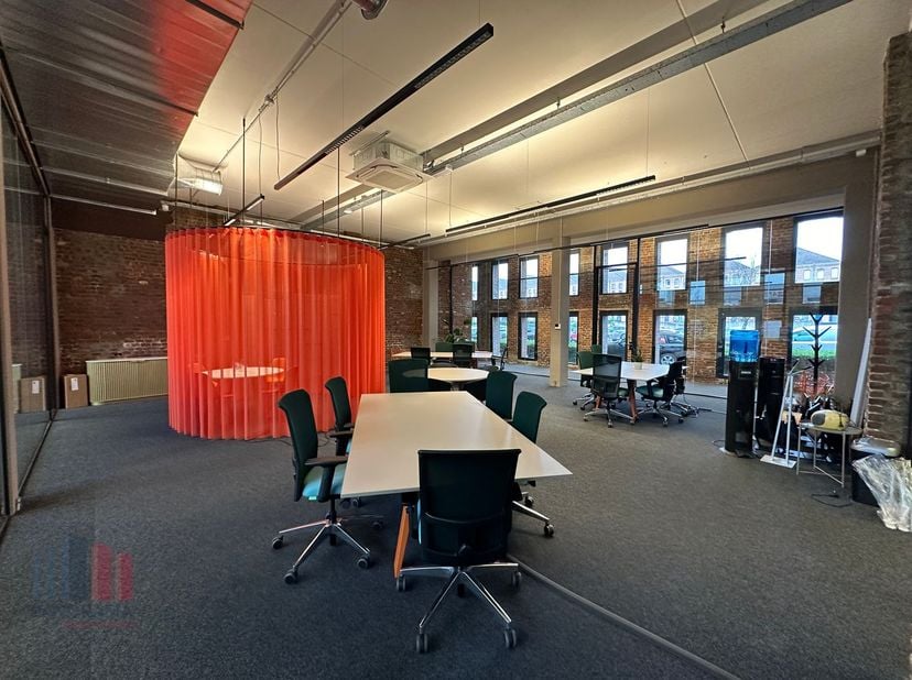 Fantastisch gelegen kantoorruimte van 725 m² te koop, gelegen op de bedrijvige Pottelbergsite nabij de Ring en het centrum van Kortrijk. &lt;br /&gt;
&lt;br /&gt;