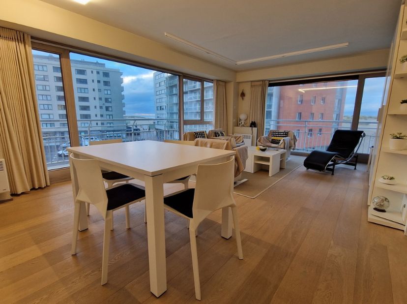 Deze volledig vernieuwde studio op de tweede verdieping combineert een schitterende ligging met modern comfort. U geniet van een adembenemend uitzicht