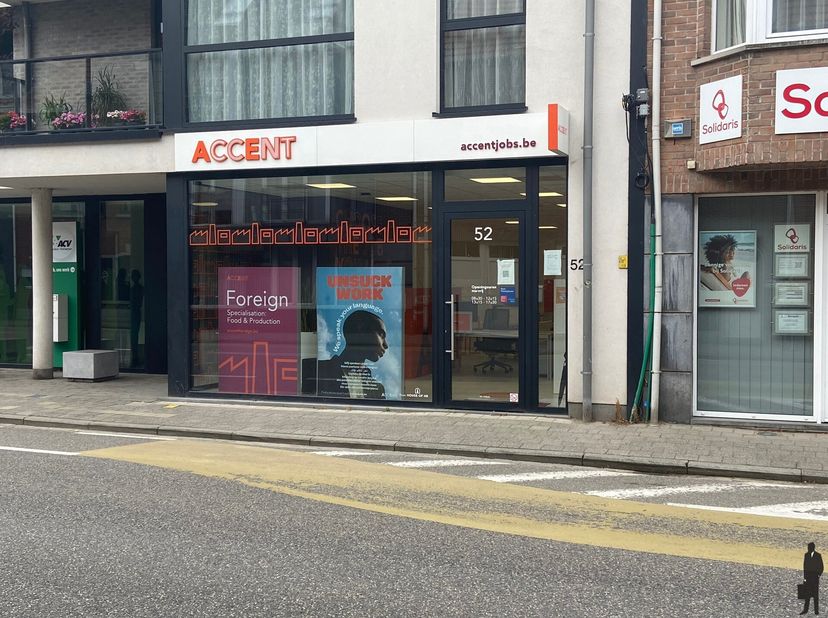 Ruime handels/kantoorruimte te huur in het centrum van Hoogstraten.&lt;br /&gt;
Het eigendom omvat:&lt;br /&gt;
-lichte ingerichte polyvalente ruimte&lt;br /&gt;
-toile