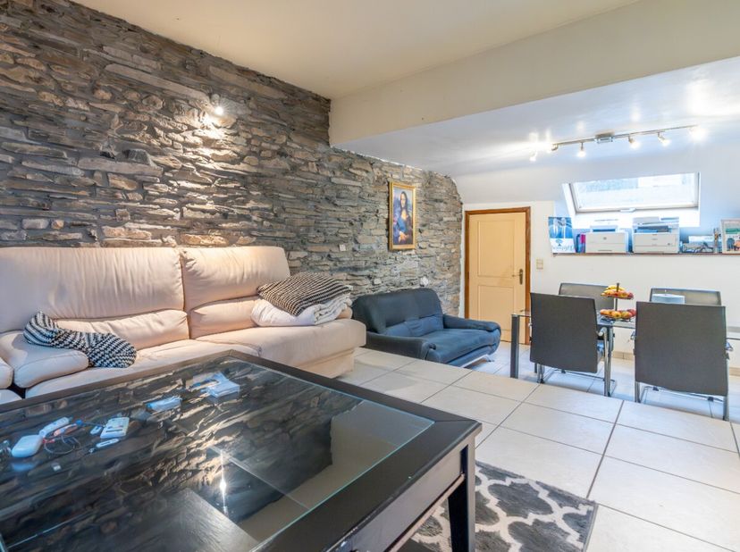 ERA B-LUX vous propose cet immeuble à rafraichir, situé à Martelange, à proximité du Luxembourg. Il se compose de 4 appartements de deux chambres, off