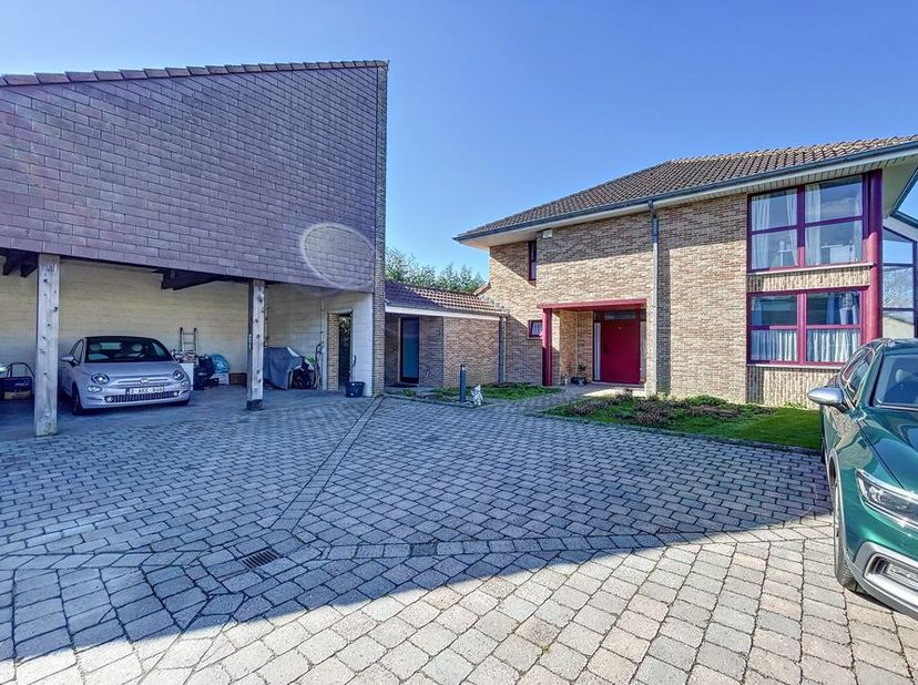 Ruime villa met 4 slaapkamers in Tervuren.&lt;br /&gt;
&lt;br /&gt;
Gelijkvloers: Inkomhal (6m²) met apart toilet en vestiaire, woonkamer (57m²), keuken (17m²)  (