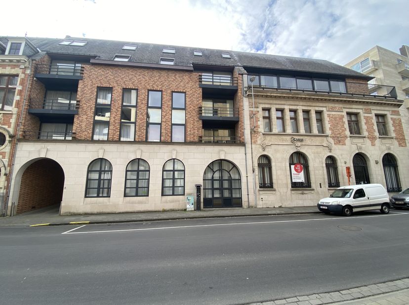 Ce complexe de bureaux à vendre est situé dans le centre de Roulers et comprend 2 immeubles de bureaux dont 2 appartements et 35 places de parking ass