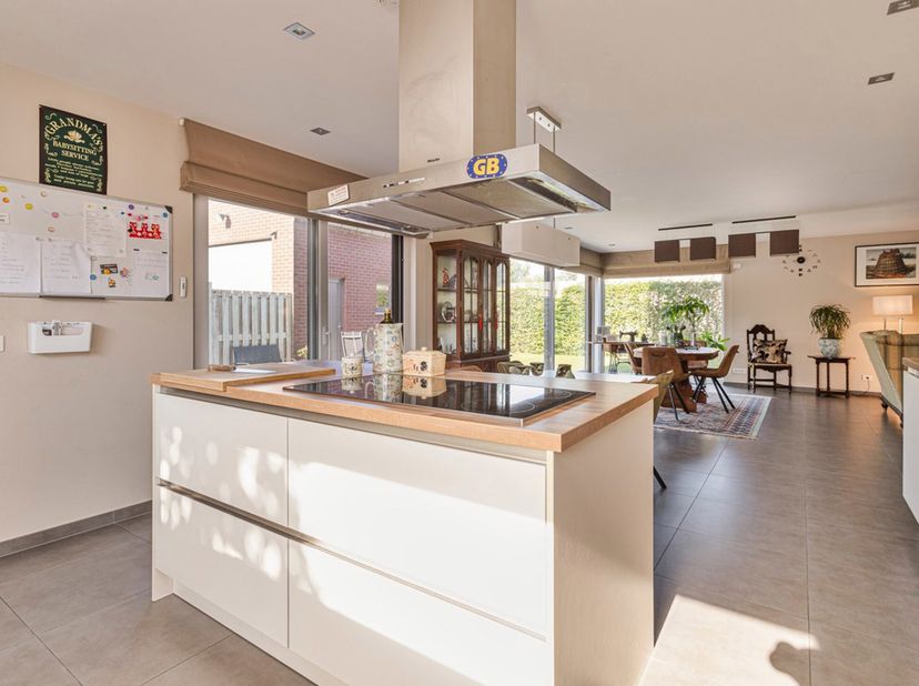 Ruime en lichtrijke woning met zonnige tuin op rustige ligging&lt;br /&gt;
In Sint-Maria-Aalter treffen we deze recente woning (2008) aan met uitzonderlijk