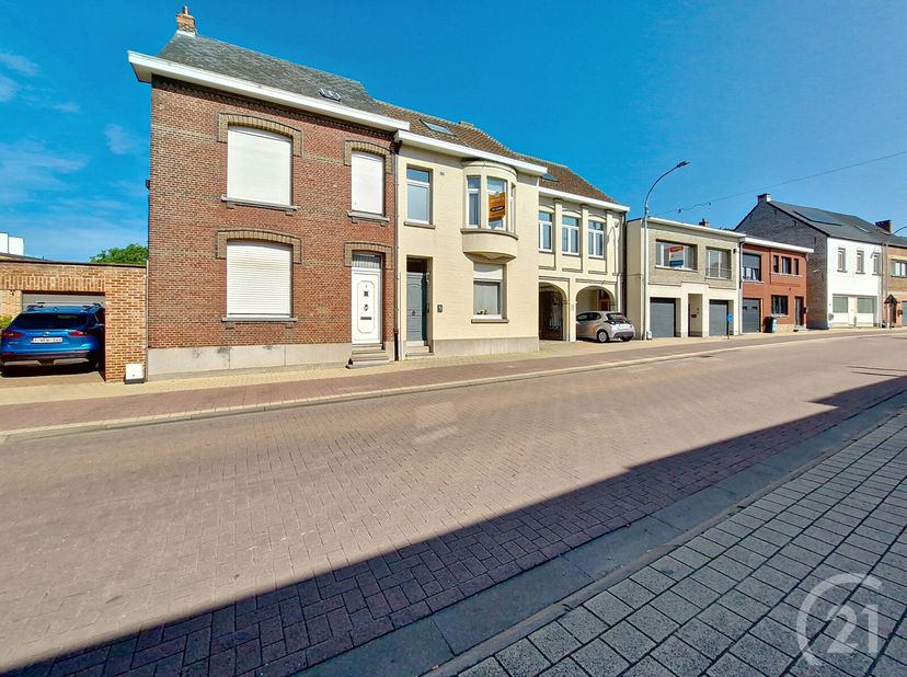 Leuke woning te koop in het centrum van Beerzel!&lt;br /&gt;
Deze gezellige woning heeft op het gelijkvloers een ruime inkomhal, een nieuwe keuken met alle