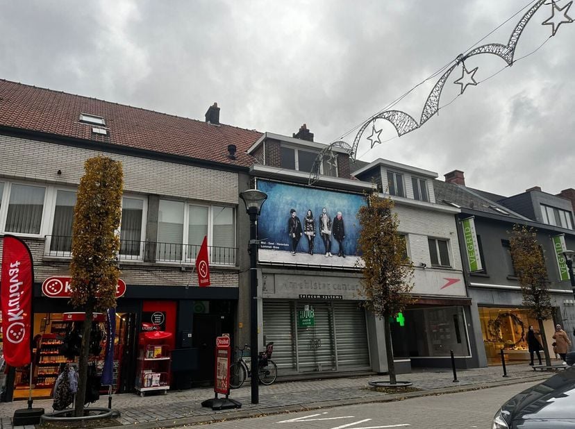 Het pand heeft de volgende indeling: Ruime commerciële ruimte (44,6m²), berging (5,1m²), een bureauruimte (10,26m²),  apart toilet en een ingerichte k