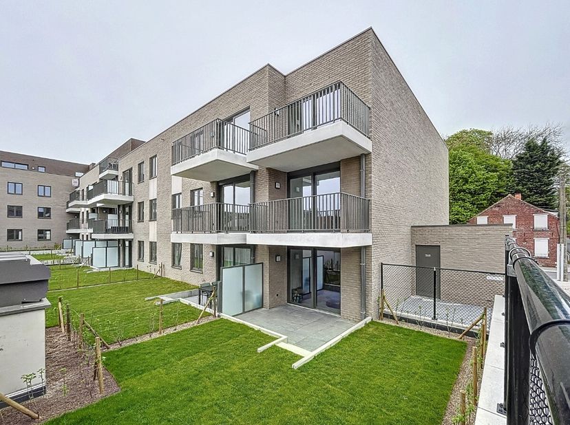 Appartement neuf situé à quelques pas de la gare de Soignies. Il se situe au 1er étage sans ascenseur et se compose d&#039;un hall d&#039;entrée, d&#039;un lumineux