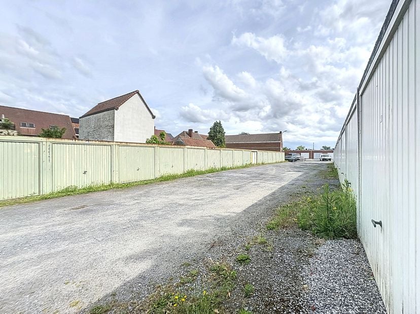 Opbrengsteigendom: 10 metalen garageboxen te koop nabij het centrum van Sint-Eloois-Vijve. Ideale investering!&lt;br /&gt;
De garageboxen beschikken over ee