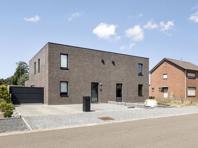 Nieuwbouwwoning ZONDER BTW met tal van materiaal inbegrepen (registratierecht 2%)&lt;br /&gt;
In de groene long van Midden-Limburg en omringt door tal van r