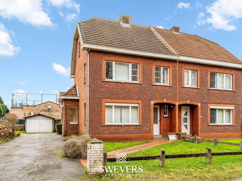 Voor meer info en fotos, surf naar www.swevers.be  Deze halfopen bebouwing in een rustige straat in het centrum van Beringen biedt met 156 m² bewoonba