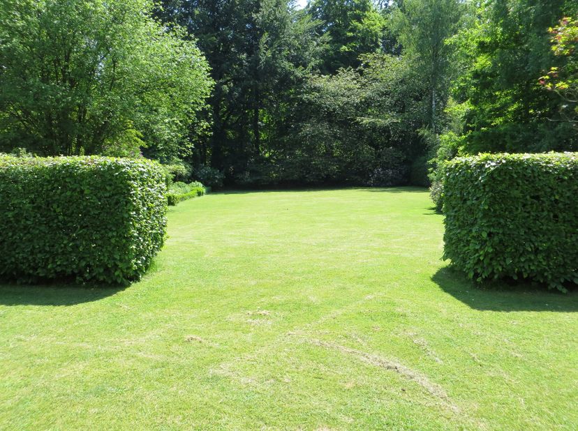 Dans le très élégant quartier de Clairbois proche du Golf de 7 Fontaines, beau TERRAIN à bâtir de 27 ares 38 dont une partie (7 ares17) est située dan