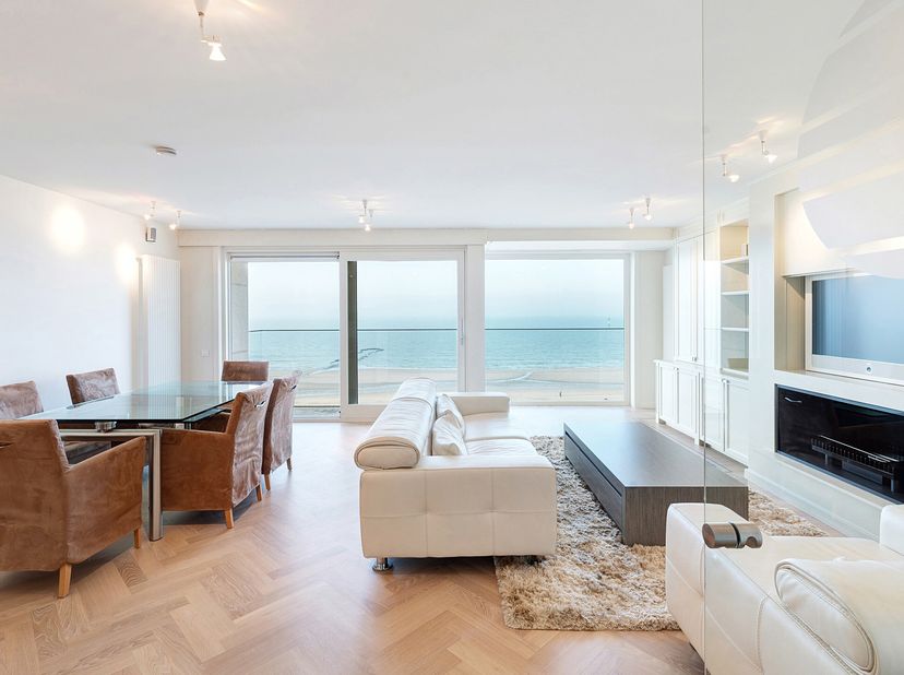 Dit sublieme appartement op de Zeedijk biedt een unieke combinatie van luxe en comfort. De moderne keuken is uitgerust met hoogwaardige Miele-apparatu