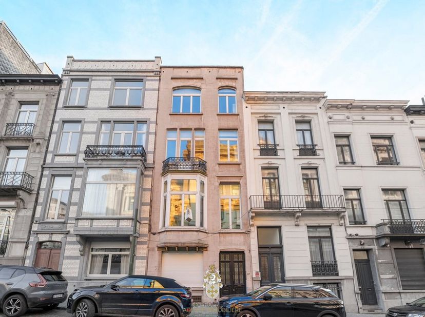 Quartier Louise / Marolles reconnu pour son dynamisme et sa diversité cosmopolite.&lt;br /&gt;
Immeuble de rapport d&#039;une superficie brute d&#039;environ 452 m²,