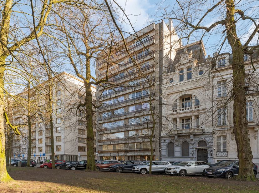 Cet appartement spacieux et lumineux est situé dans un immeuble d&#039;angle au quatrième étage du magnifique Parc Prince Albert, avec une vue imprenable s