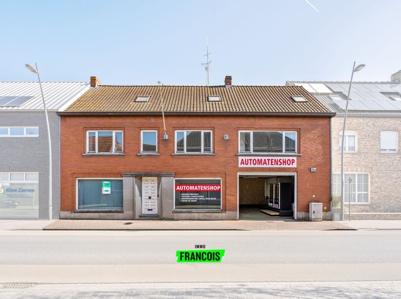 In Zarren (deelgemeente van Kortemark) treffen we deze statige woning met loods aan. Dit unieke pand beschikt over een woning &amp; een ruime loods.&lt;br /&gt;
