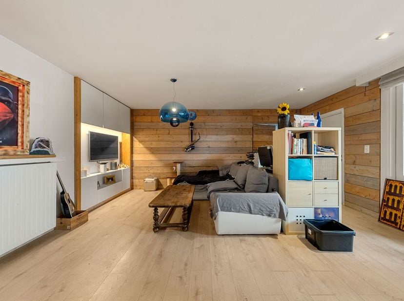 Dit appartement bevindt zich in het bruisende stadscentrum van Roeselare. Het eigendom is centraal gelegen en vlot bereikbaar. Diverse winkels, horeca
