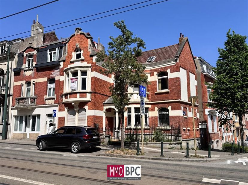 Découvrez le charme et les possibilités de cette maison à rénover, située au coeur de Berchem-Sainte-Agathe. Ce bien de caractère allie espace et élég