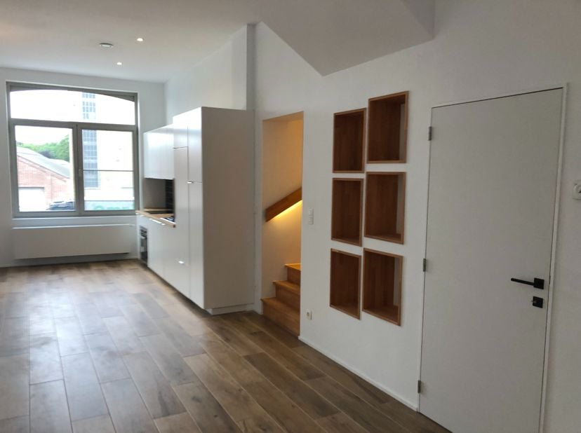 Recent volledig gerenoveerd twee slaapkamer duplex-appartement, gelegen aan de kop van de vaart te Roeselare.&lt;br /&gt;
Op wandel/fietsafstand van het cen