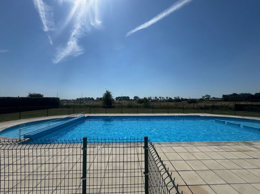 Vakantiewoning te koop met twee slaapkamers, zongerichte tuin en autostaanplaats in vakantiepark Nieuwendamme gelegen aan de Brugsevaart 38 te Nieuwpo