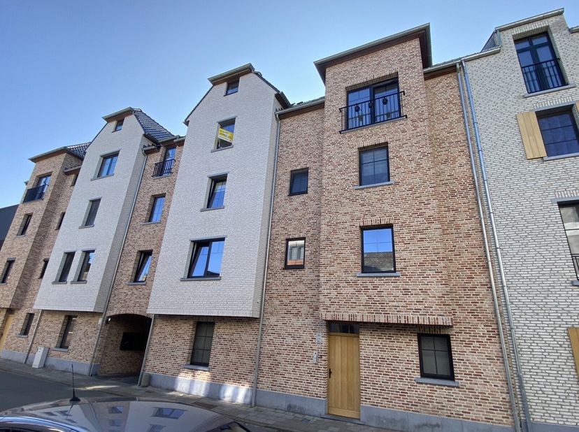 Dit instapklare appartement is gelegen op de derde verdieping en bereikbaar met de lift.&lt;br /&gt;
U komt binnen in de inkomhal met afzonderlijk gastentoi