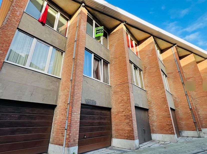 Situé en plein coeur de la ville de Tournai, ce studio offre un espace de vie comprenant une kitchenette, des toilettes et une salle de douche. &lt;br /&gt;
