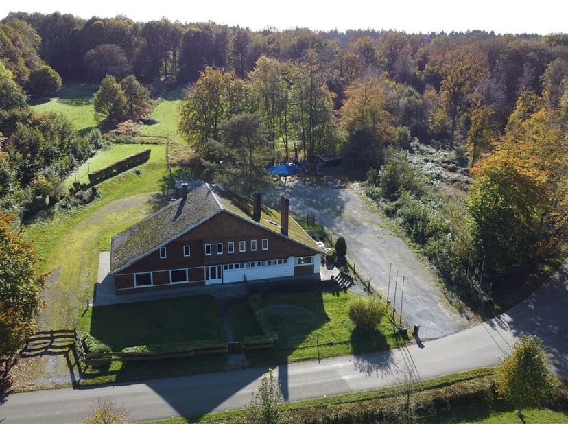 Chalet-stijl huis dat gebruikt kan worden als woning, bedrijf of investering op een groot terrein van 1ha 07 a 15 ca in een pastorale omgeving. Moment