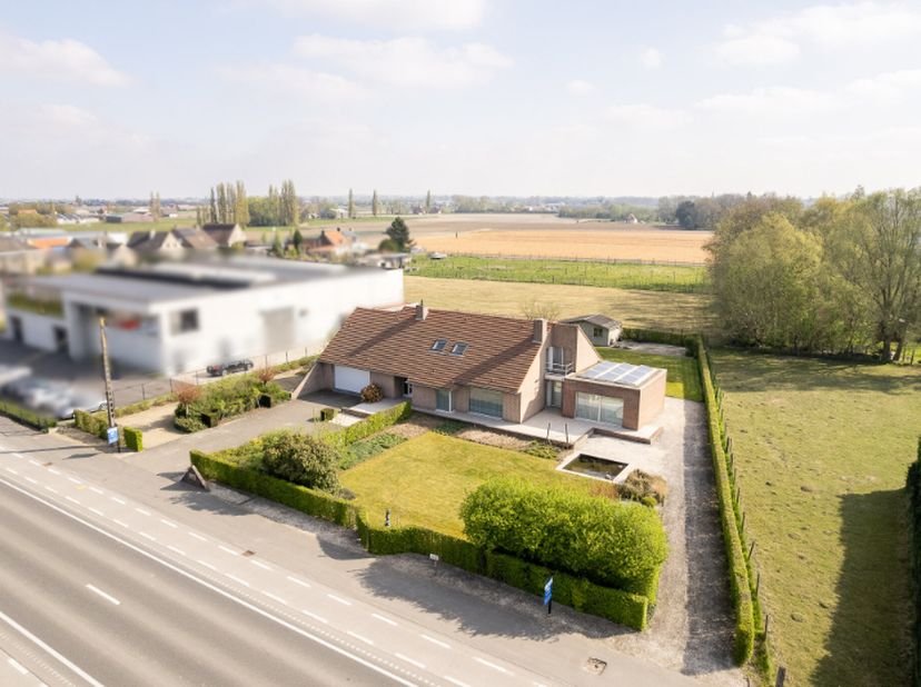 Deze ruime energiezuinige villa op een strategische en commerciële locatie in Ingelmunster biedt eindeloze mogelijkheden voor zelfstandigen, vrije ber