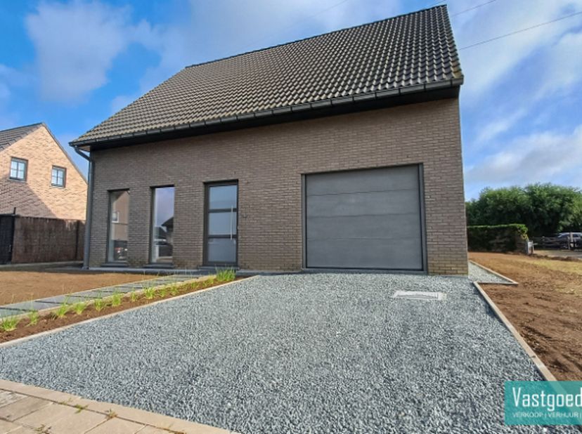 Deze rustig gelegen nieuwbouwwoning is gelegen in een doodlopende woonwijk nabij tal van verbindingswegen en is energiezuinig. &lt;br /&gt;
&lt;br /&gt;
De woning