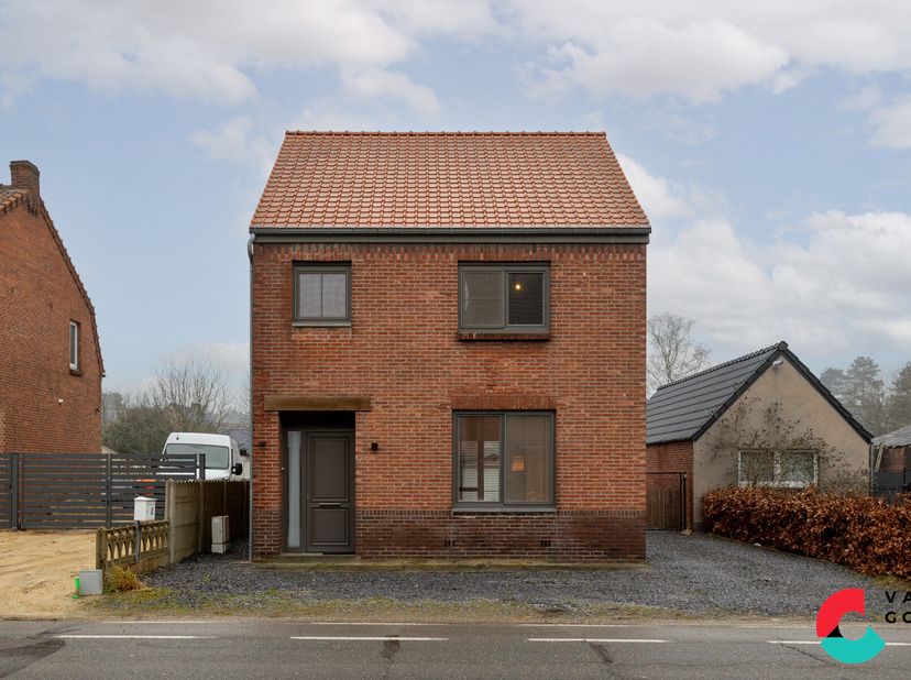 Gerenoveerde woning met drie slaapkamers gelegen op een perceeloppervlakte van 6 are 80 ca.&lt;br /&gt;
Het pand beschikt over een zeer gunstige EPC-score v