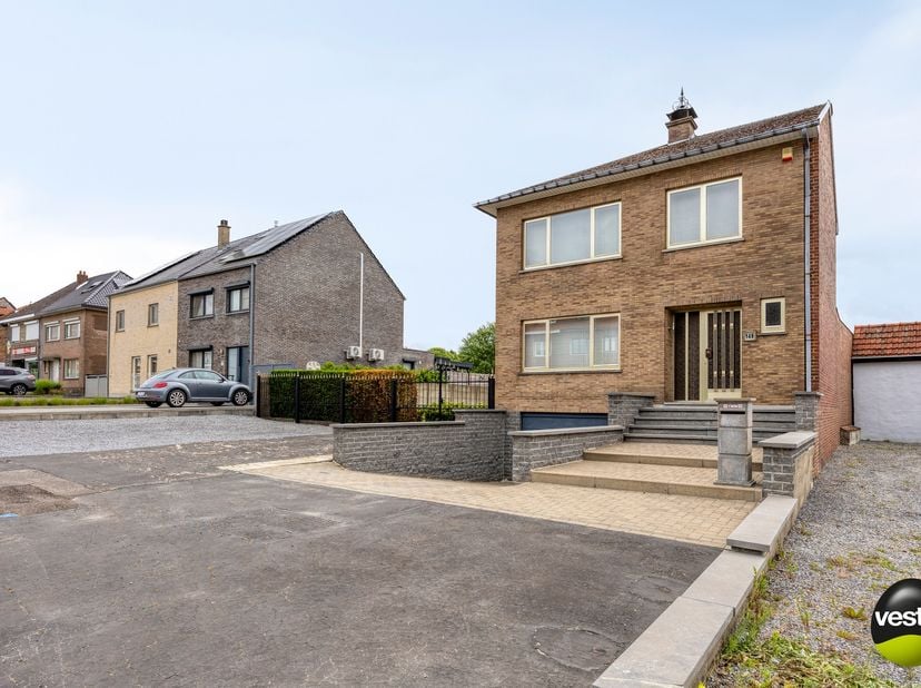 Halfopen bebouwing op riant perceel van 25a41ca – ideaal voor gezinnen of ondernemers!&lt;br /&gt;
Bent u op zoek naar een woning met véél ruimte, zowel bin