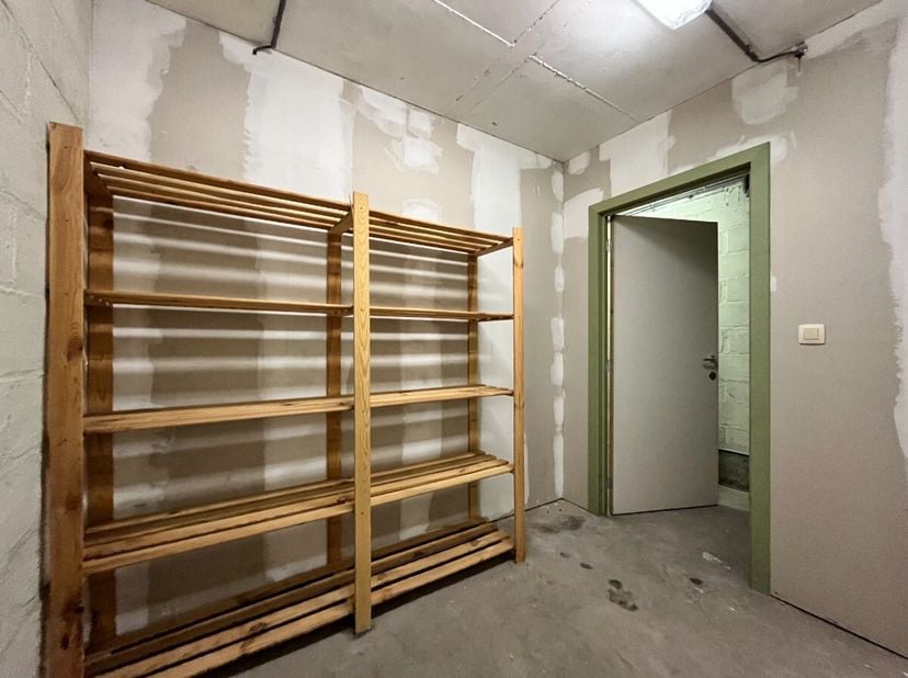Ondergrondse berging naast Shopping 2 in centrum Genk. Deze bergings hebben de volgende oppervlakte: Berging 1: 2m50 x 2m35Berging 2: 2m55 x 2m25 Onmi
