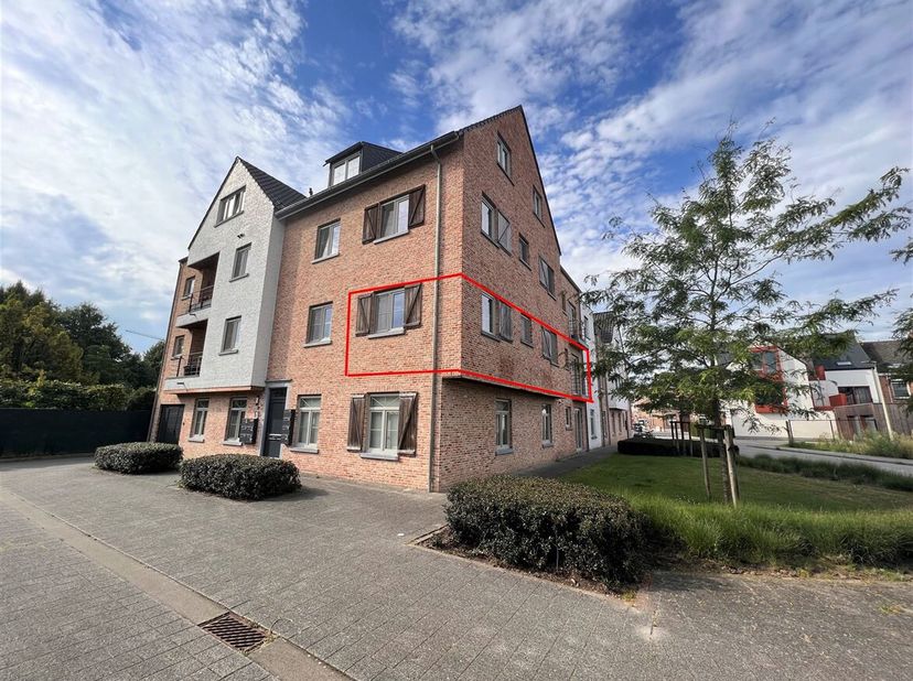 Appartement met 2 slaapkamers, auto staanplaats en terras&lt;br /&gt;
ligging: Het appartement is centraal gelegen vlak bij openbaar vervoer, scholen en win