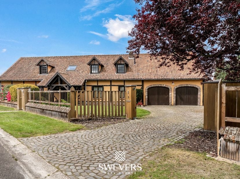 Voor meer info en fotos, surf naar www.swevers.be  In een rustige straat in Heppen vind je deze instapklare villa in vakwerkhoeve stijl, gebouwd in 19
