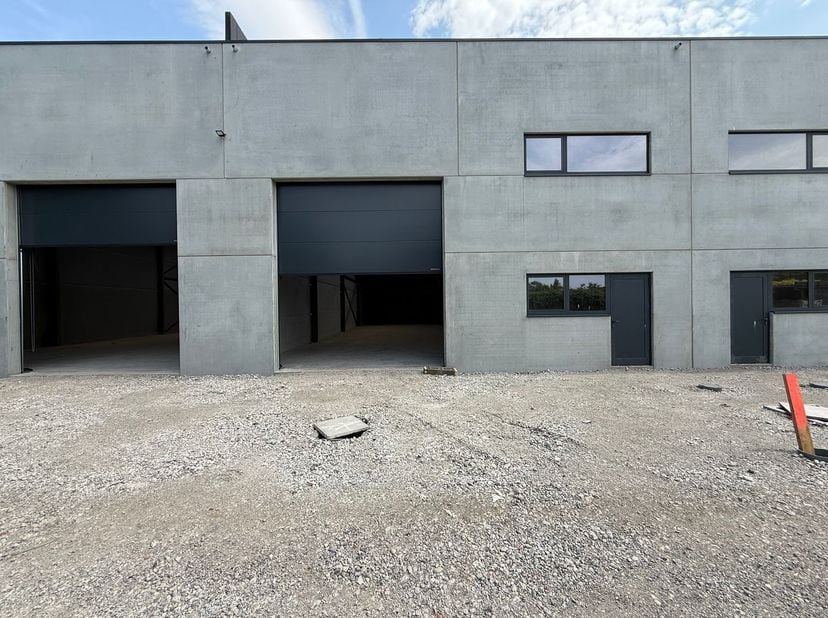 Gloednieuwe KMO-unit met een oppervlakte van 255 m² te koop. Fantastisch gelegen op slechts 500 m van de N9 met een vlotte verbinding naar de expressw