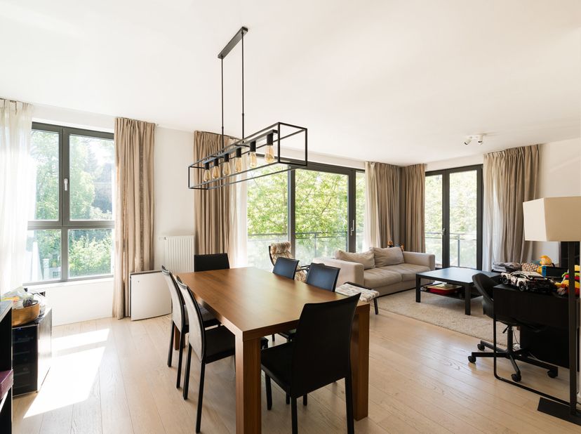BRUXELLES-Ville, à deux pas du bois de la Cambre et de l&#039;hippodrome de Boitsfort, agréable APPARTEMENT (3ch/2sdb) de 126m² avec TERRASSE, 3 PARKINGS (