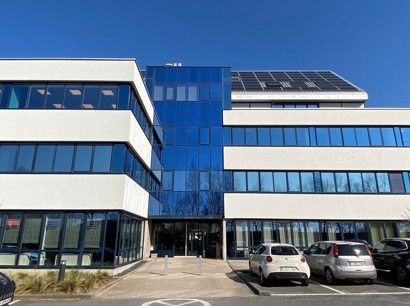325m² kantoorruimte op gelijkvloers (uitbreidbaar tot 580m² gelijkvloers kantoor)&lt;br /&gt;
Ligging: naast afrit E40 en R4 in Merelbeke, vlakbij klaverbla