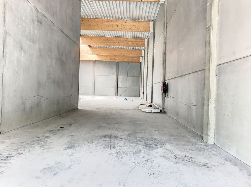Immeuble commercial à louer à Vichte. Le bâtiment se compose d&#039;un studio/entrepôt, d&#039;une salle d&#039;exposition et d&#039;un espace de bureau au +1. &lt;br /&gt;
Dis
