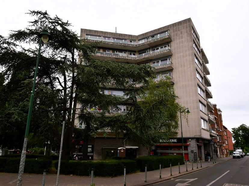 Boulevard Louis Mettewie 50, quartier du Karreveld: Appartement deux chambres de 75m² avec deux terrasses. Installation électrique conforme, porte bli