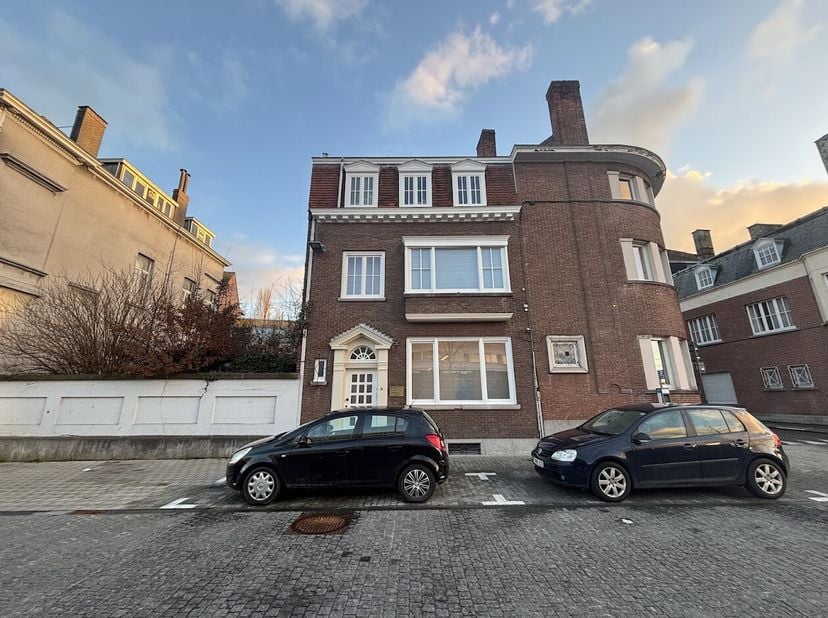 Kantoor van ca. 220 m² te huur in Kortrijk. Het kantoor is gelegen langs de Leie aan de Kasteelkaai. Verder beschikt het kantoor over een vergaderzaal